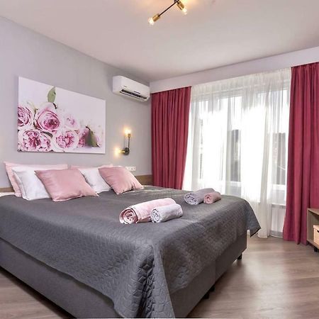 Rose One Bedroom Designer Apartment In City Centre By Flat Mаnager Sofia Exterior photo