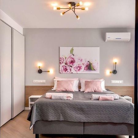 Rose One Bedroom Designer Apartment In City Centre By Flat Mаnager Sofia Exterior photo