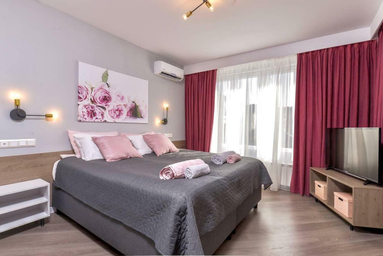 Rose One Bedroom Designer Apartment In City Centre By Flat Mаnager Sofia Exterior photo
