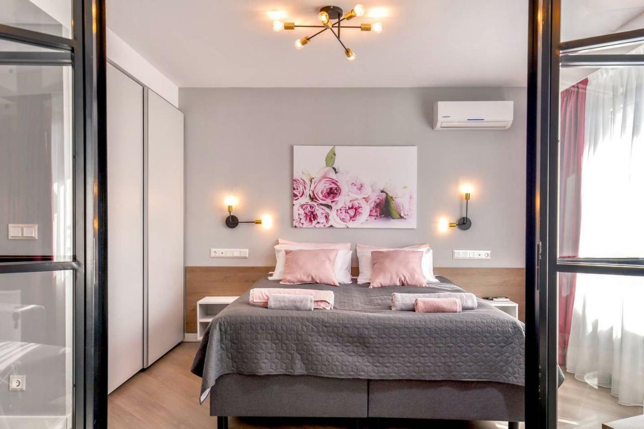 Rose One Bedroom Designer Apartment In City Centre By Flat Mаnager Sofia Exterior photo