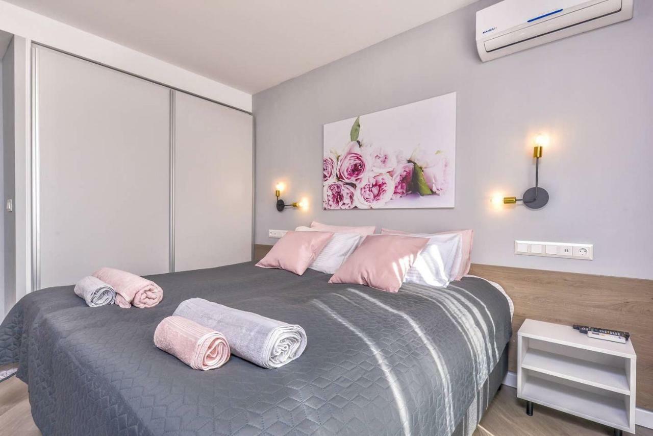 Rose One Bedroom Designer Apartment In City Centre By Flat Mаnager Sofia Exterior photo