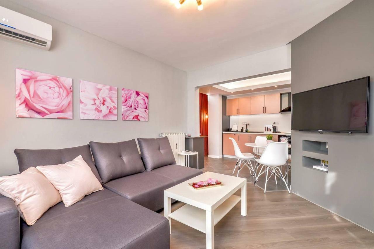 Rose One Bedroom Designer Apartment In City Centre By Flat Mаnager Sofia Exterior photo