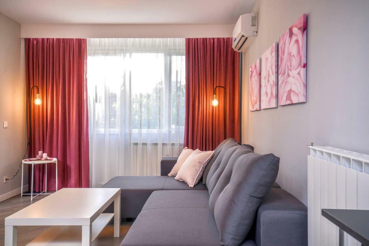Rose One Bedroom Designer Apartment In City Centre By Flat Mаnager Sofia Exterior photo