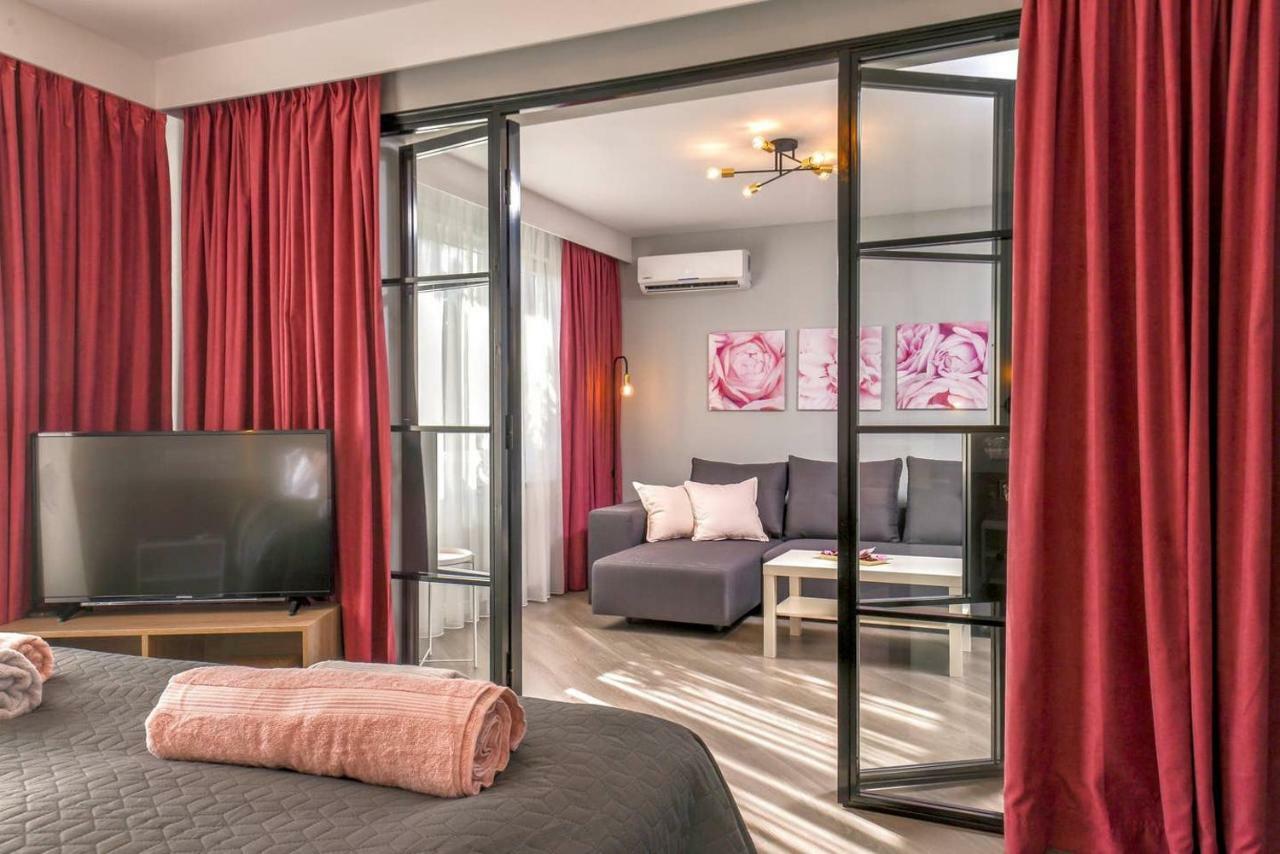 Rose One Bedroom Designer Apartment In City Centre By Flat Mаnager Sofia Exterior photo