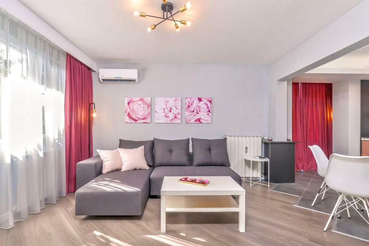 Rose One Bedroom Designer Apartment In City Centre By Flat Mаnager Sofia Exterior photo