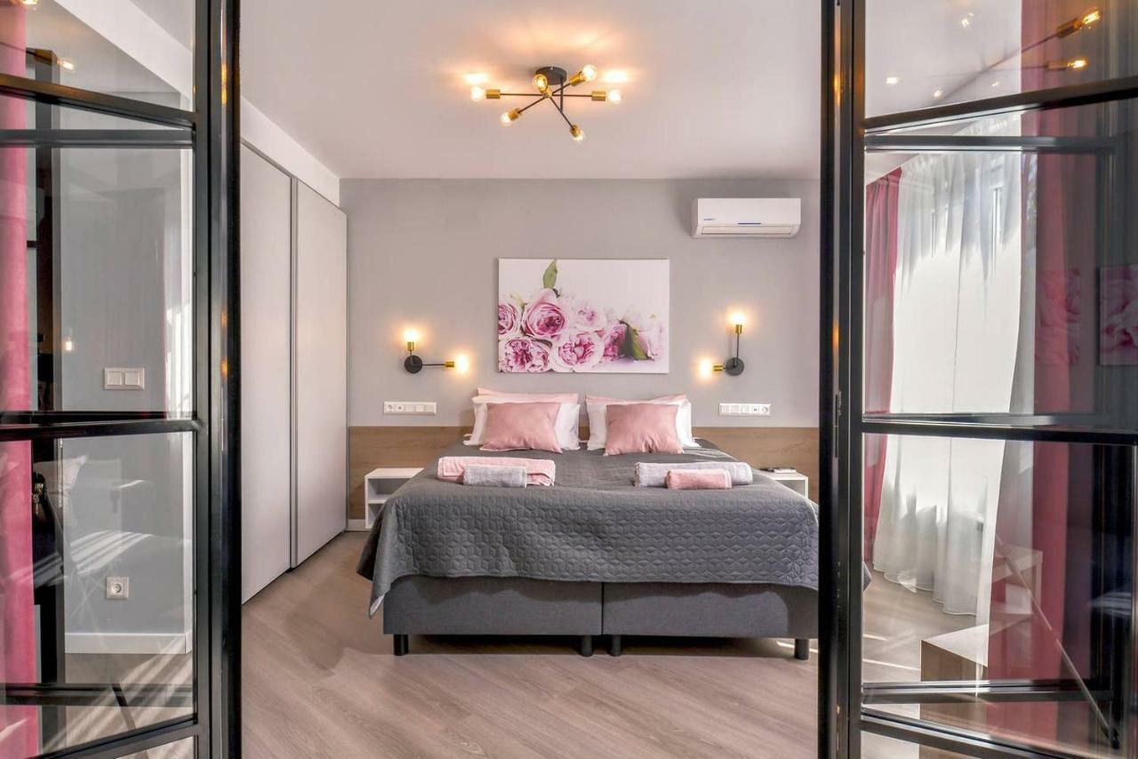 Rose One Bedroom Designer Apartment In City Centre By Flat Mаnager Sofia Exterior photo